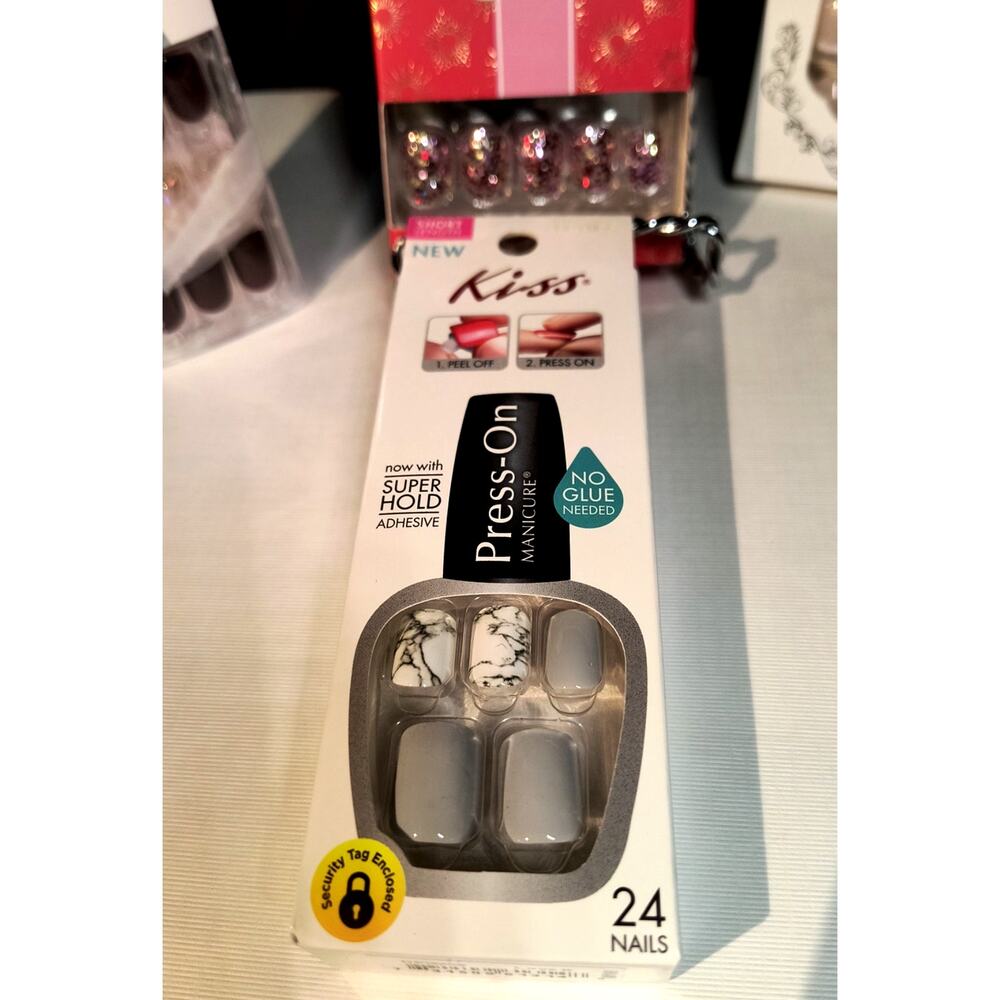 1077. Bulk Lot of New Press On Nails Kiss Dashing Diva Red Aspen - Picture 4 of 7